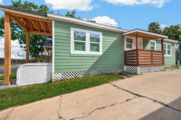 Property Photo: 5140 Polk St TX 77023