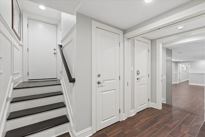 Property Photo: 1441 W Wolfram Street G IL 60657
