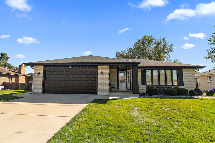 Property Photo: 7919 Palm Court IL 60462