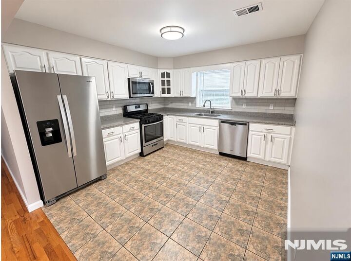 Property Photo:  80 Cutler Street  NJ 07104 
