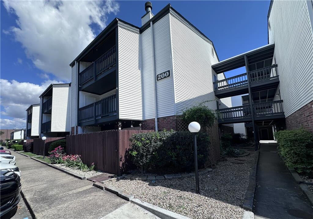Property Photo:  832 S Clearview Park 1  LA 70123 