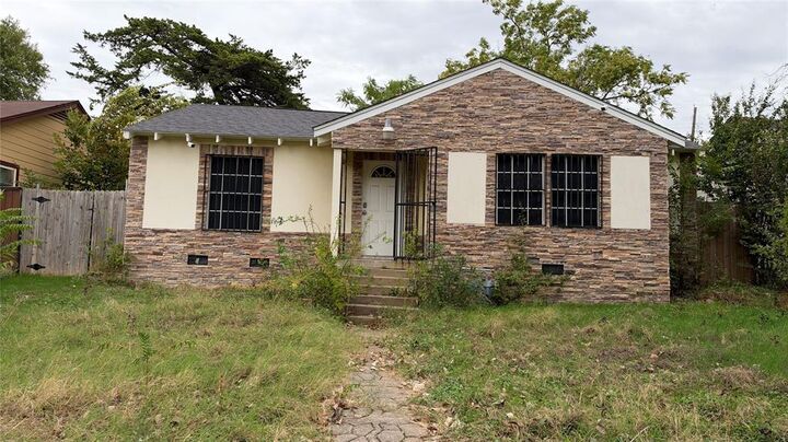 Property Photo:  1434 Carson Street  TX 75216 