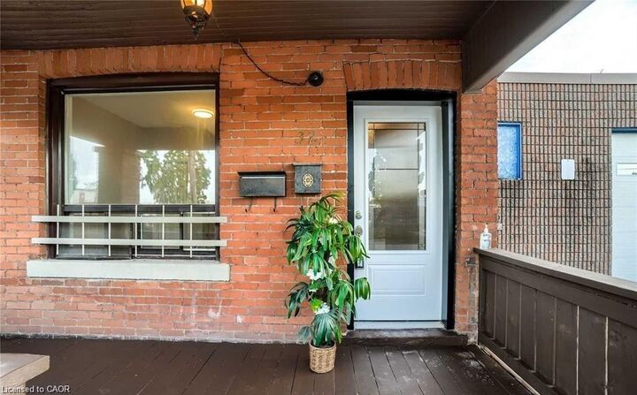 Property Photo:  32 Lloyd Street 1  ON L8L 3H4 