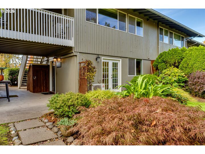 Property Photo:  2141 W 15th Ct  OR 97402 