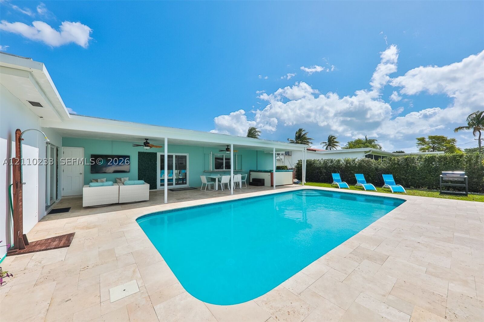 Property Photo: 614 S Crescent Dr FL 33021