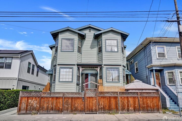 Property Photo:  860 20th Street  CA 94607 