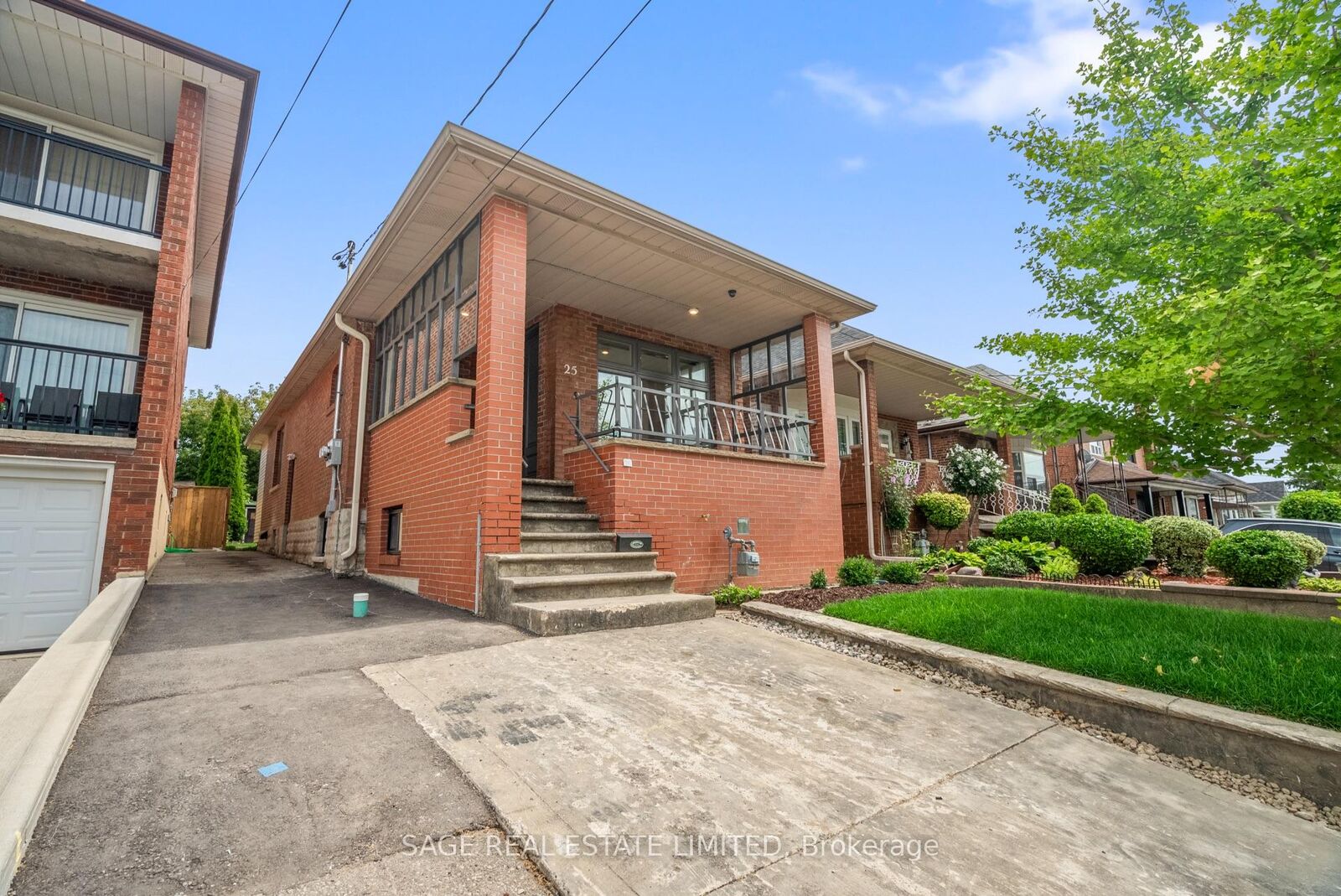 Photo de la propriété:  25 Chamberlain Avenue  ON M6E 4J7 
