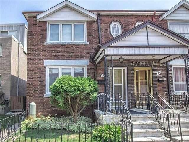 Property Photo:  29 Ryerson Avenue  ON M5T 2P4 