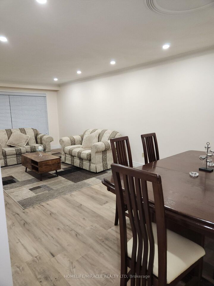 Property Photo:  8 Tina Court  ON M3L 2H4 