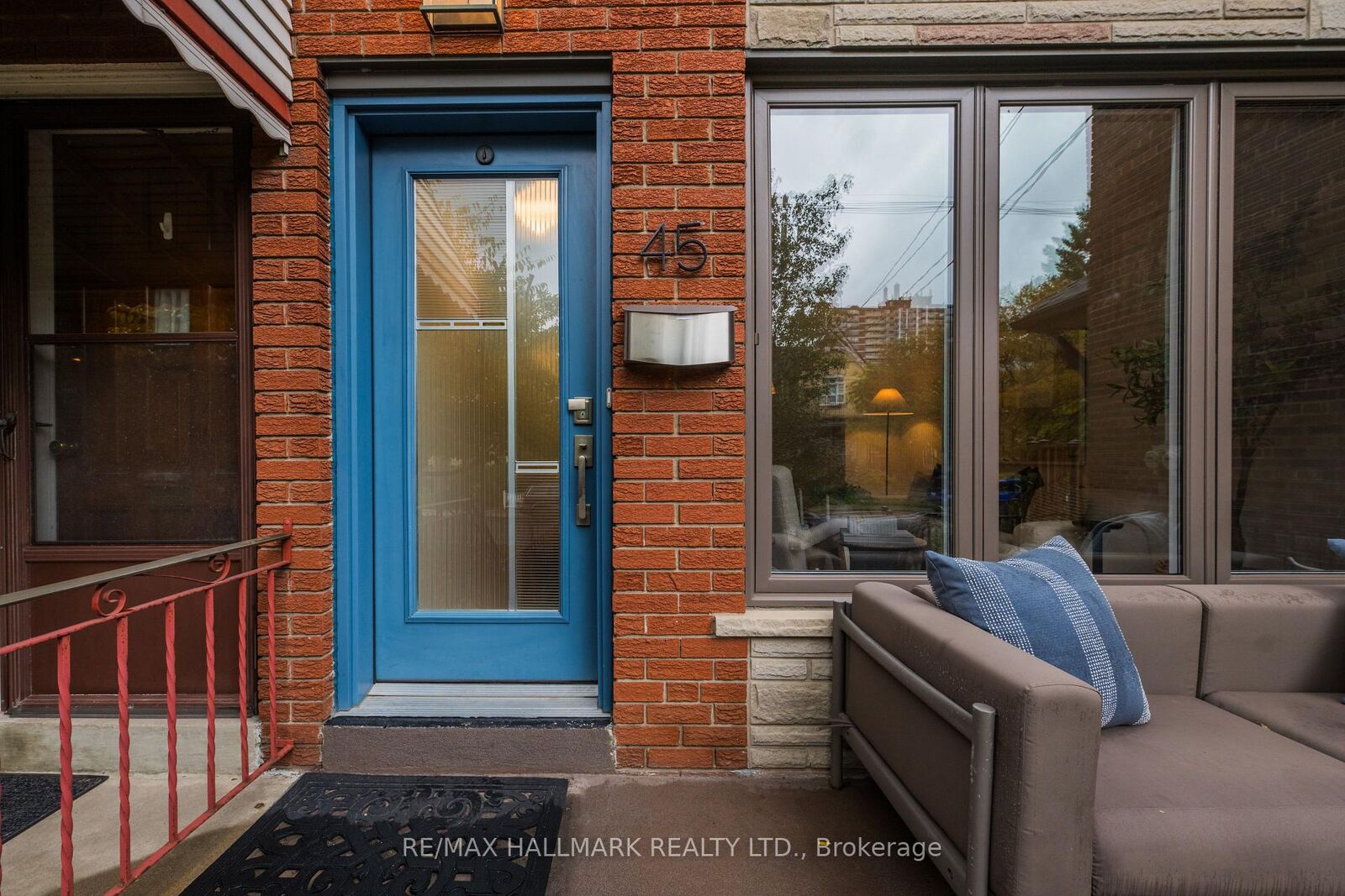 Property Photo:  45 Sorauren Avenue  ON M6R 2C8 
