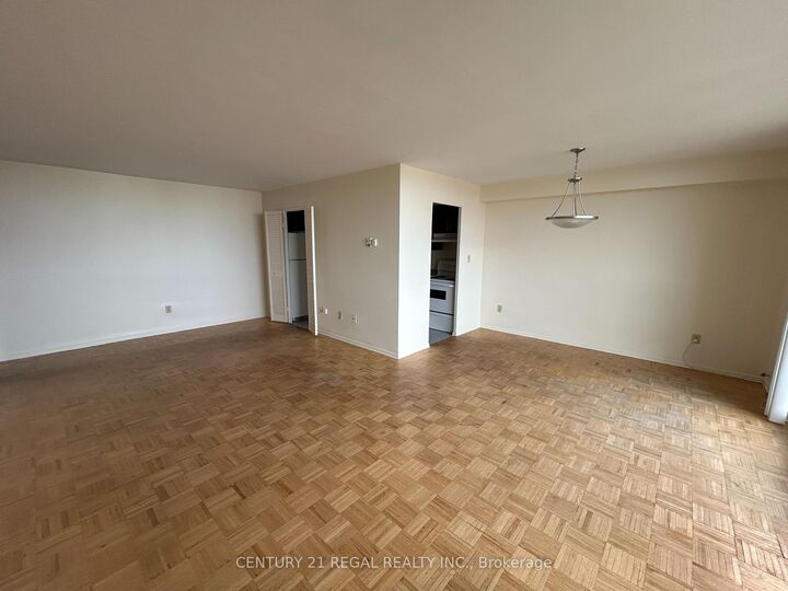 Property Photo:  5 Massey Square 2908  ON M4C 5L6 
