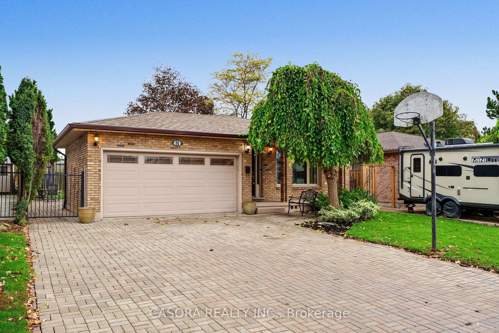 Property Photo:  8 Valanna Court  ON L9C 7A3 