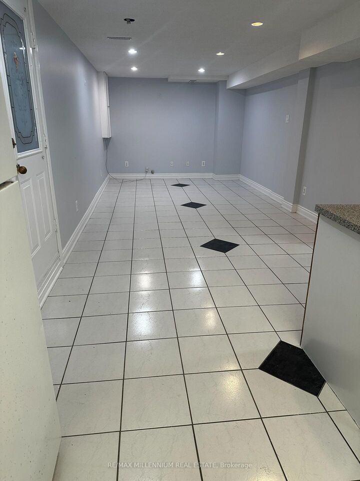 Property Photo:  1433 Daniel Creek Road Bsmt  ON L5V 1T8 