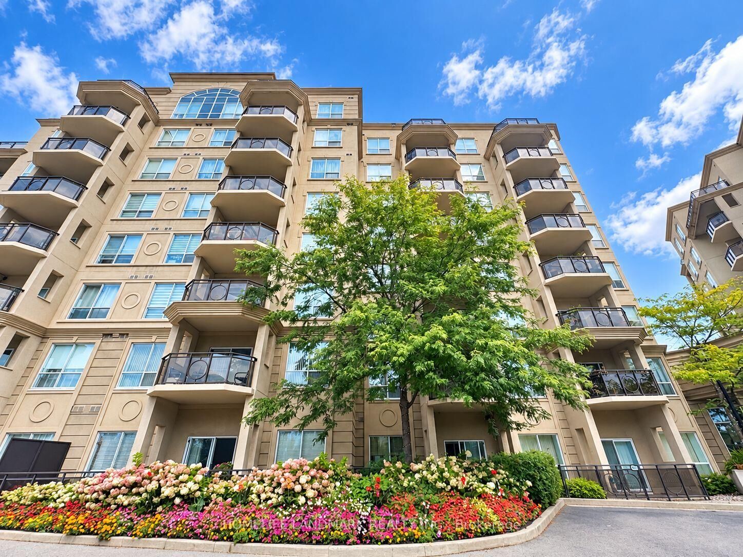 Property Photo:  8 Maison Parc Court 512  ON L4J 9K5 