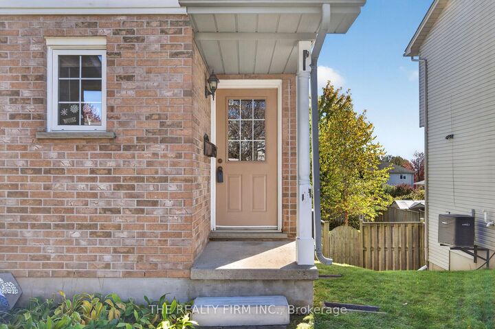 Property Photo:  941 Thistledown Way  ON N6G 4Z6 