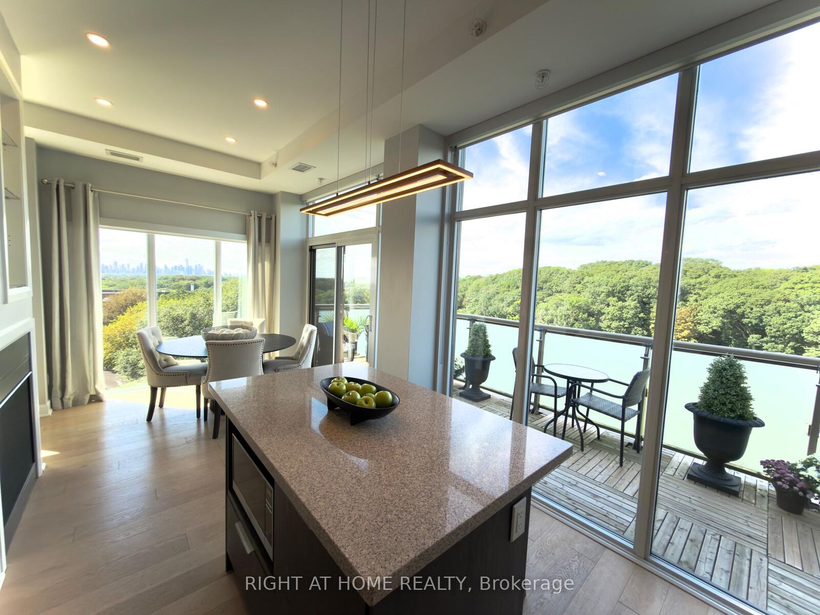 Property Photo:  580 Kingston Road Ph1  ON M4E 1P9 