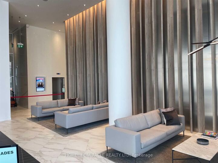 Property Photo:  3900 Confederation Parkway 523  ON L5B 0M3 