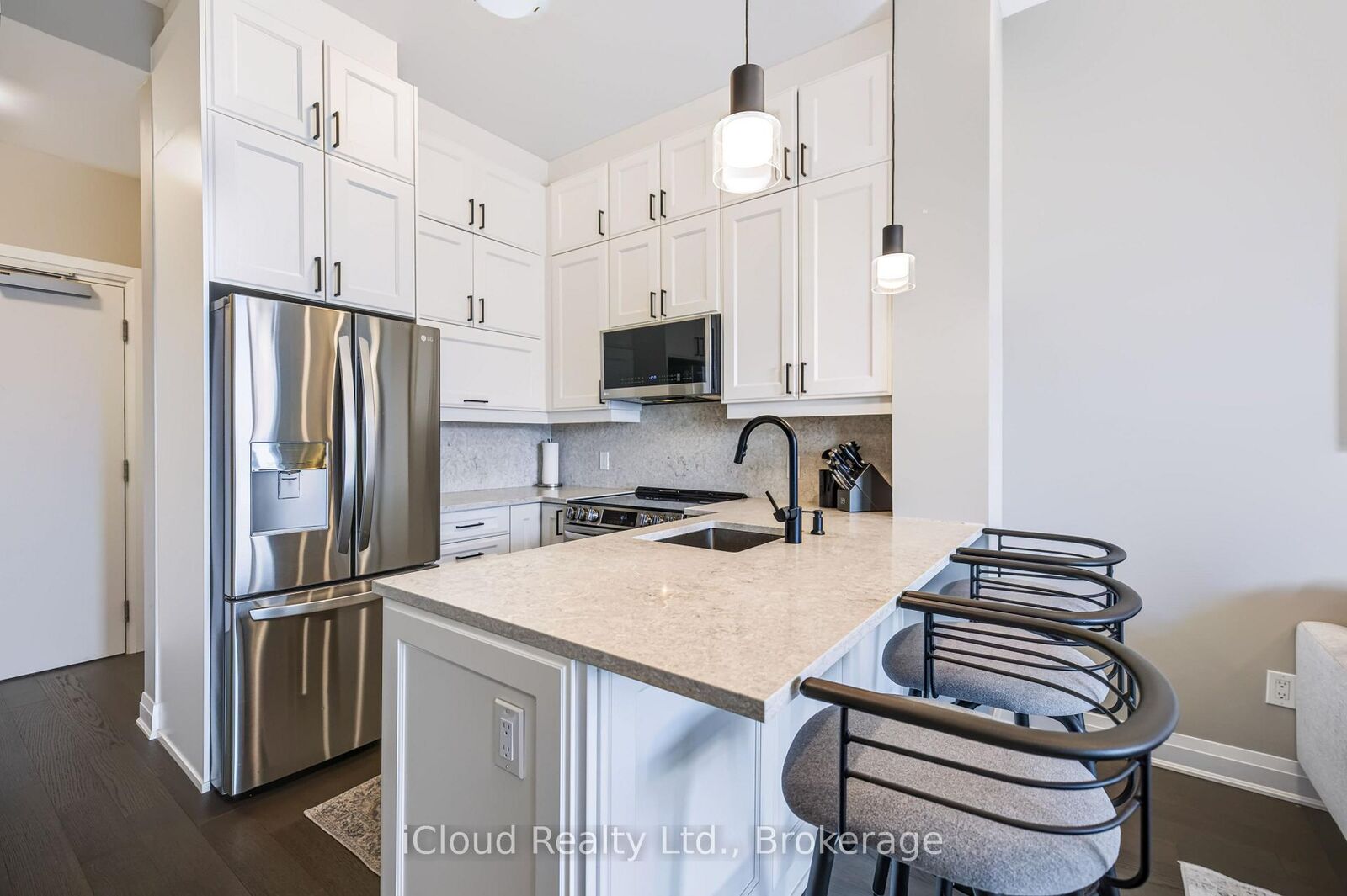 Property Photo:  460 Gordon Krantz Avenue 612  ON L9E 1Z2 