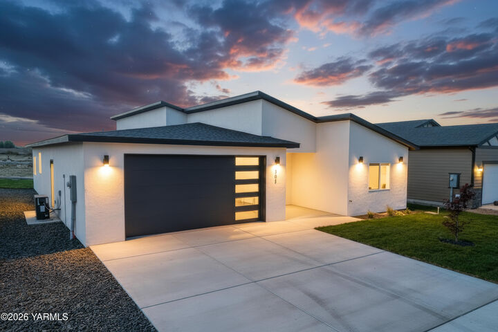 Property Photo:  305 Hogan St  WA 98944 