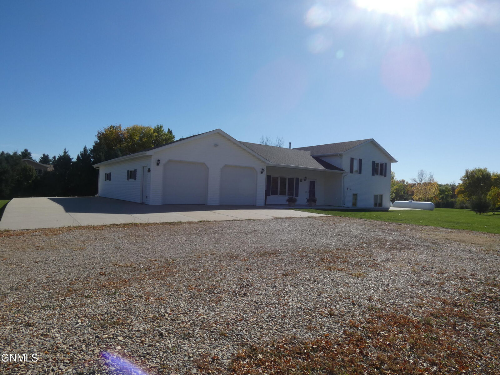Property Photo:  908 Bristol Drive E  ND 58501 