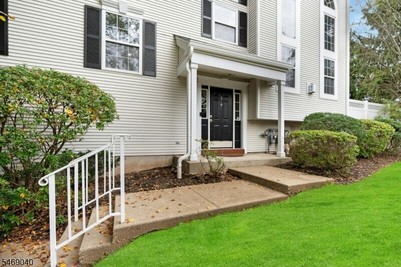 Property Photo:  1 Knox Ct  NJ 07920 