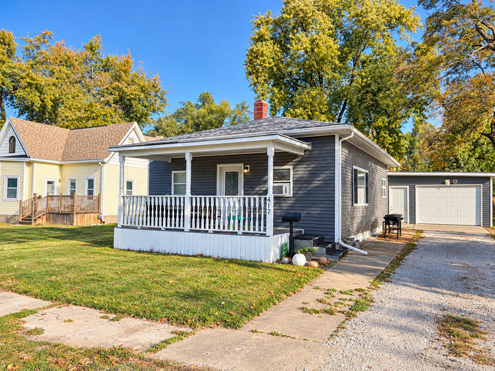 Property Photo:  417 W Washington Street  IL 61727 