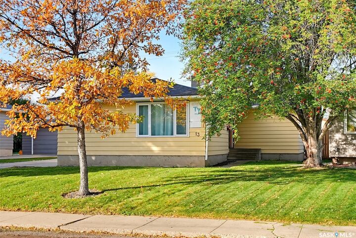Property Photo:  13 Stewart Avenue  SK S7L 3S5 
