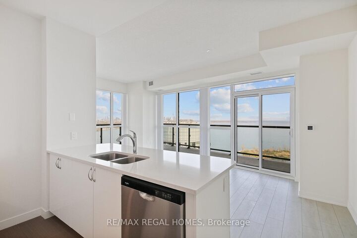 Property Photo:  38 Annie Craig Drive 3602  ON M8V 0G9 