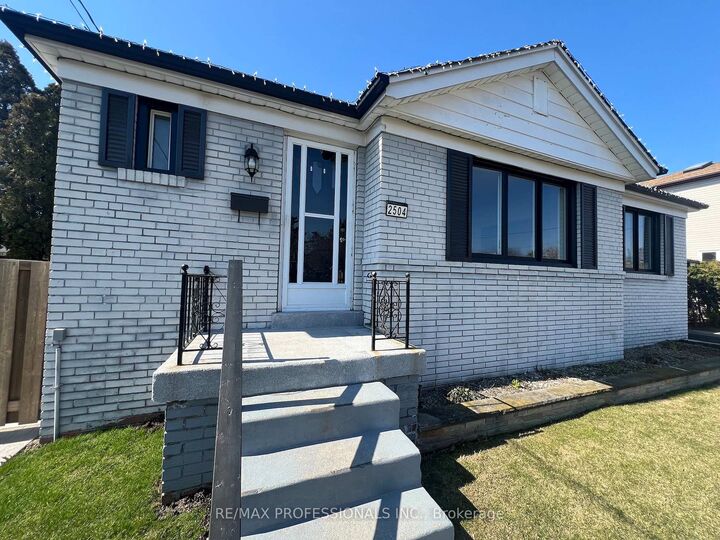 Property Photo:  2504 Donnavale Drive  ON L5A 2N1 