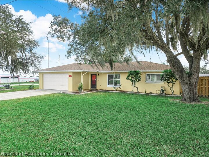 Property Photo:  512 E Riviera Street  FL 33825 