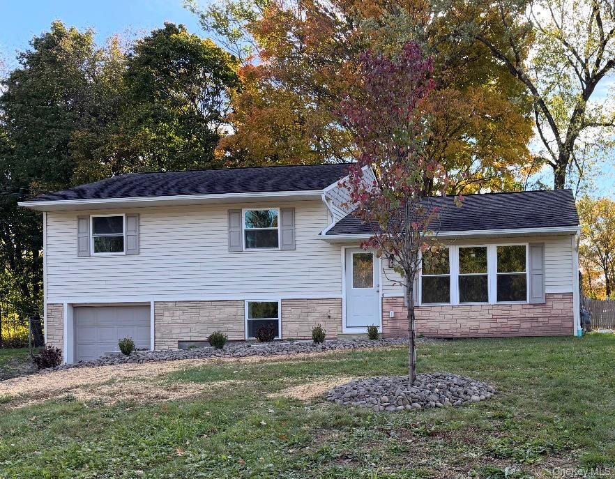 Property Photo:  5 Sandalwood Drive  NY 12550 