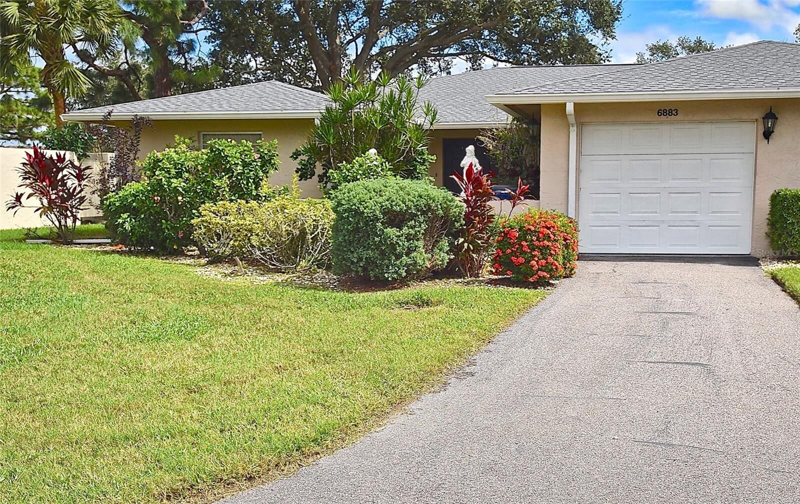 Property Photo:  6883 W Country Club Lane  FL 34243 