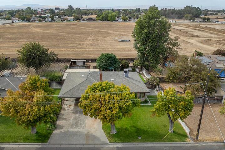 Property Photo:  817 Nickel Street  CA 93635 