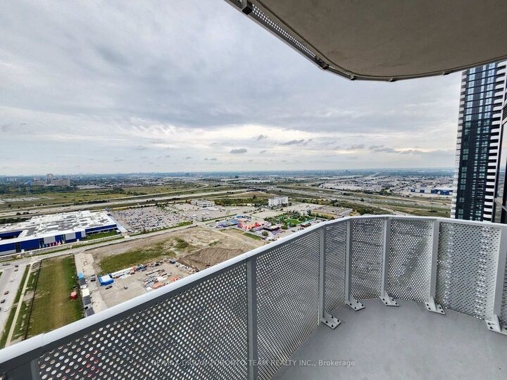 Property Photo:  28 Interchange Way 3312  ON L4K 0P8 