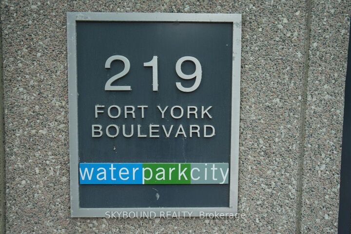 Property Photo:  219 Fort York Boulevard 811  ON M5V 1B1 