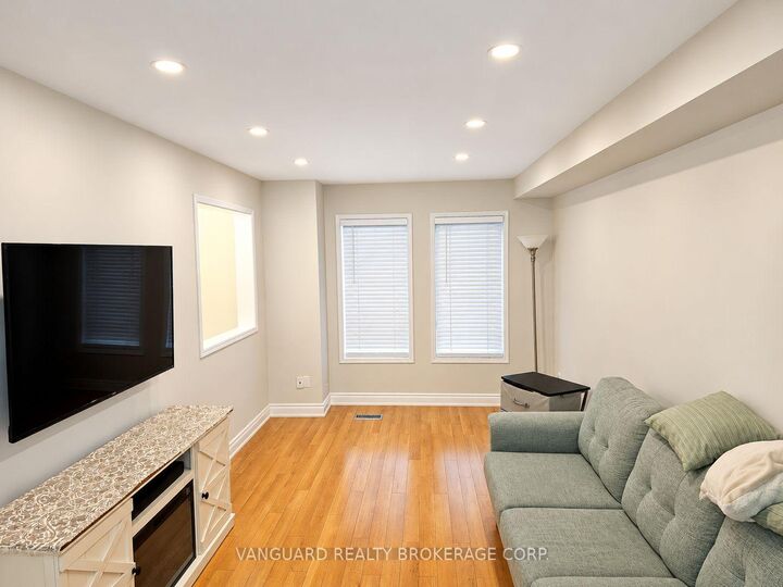Property Photo:  19 Foxchase Avenue 58  ON L4L 9N1 