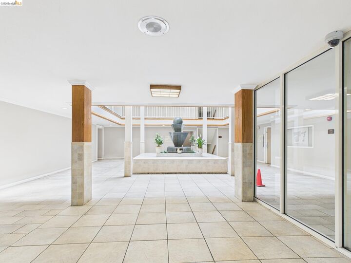 Property Photo: 466 Crescent St 102 CA 94610