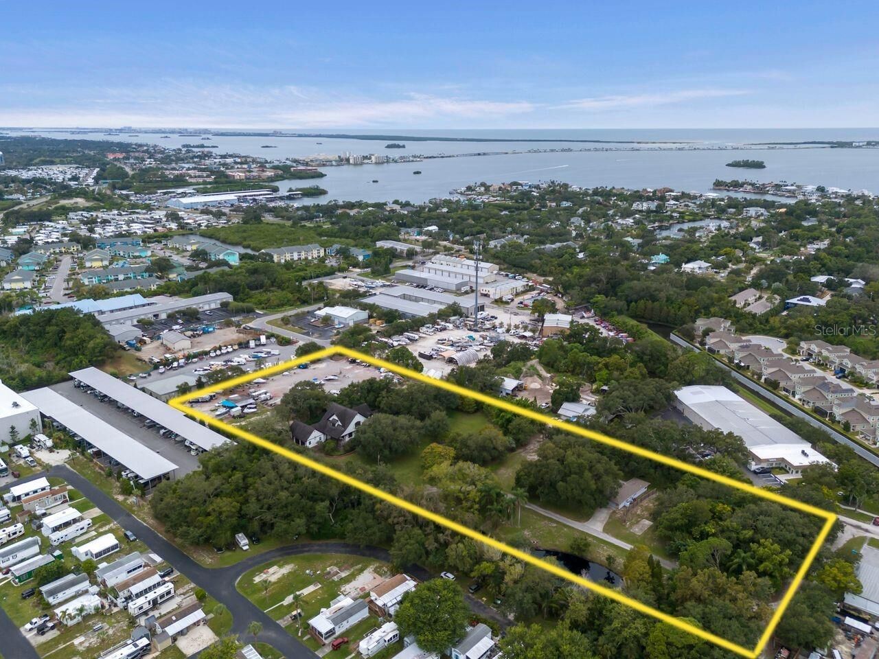 Property Photo: 201 Old Oak Lane FL 34683
