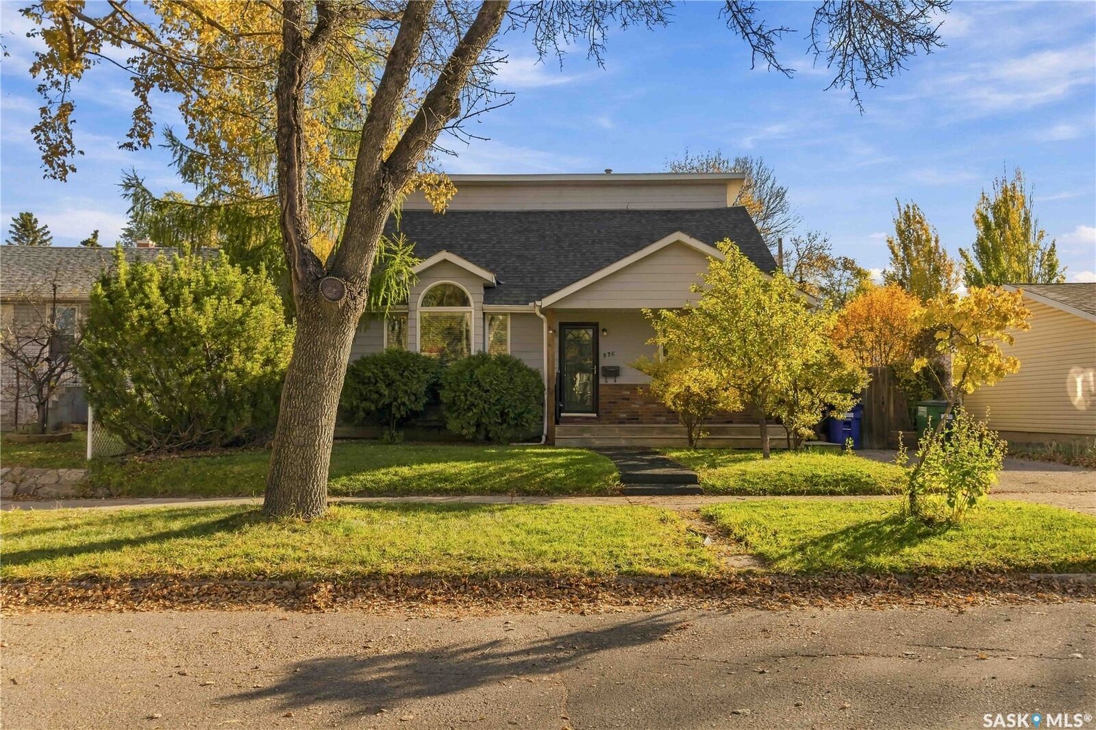 Property Photo: 826 I Avenue N SK S7L 2H3