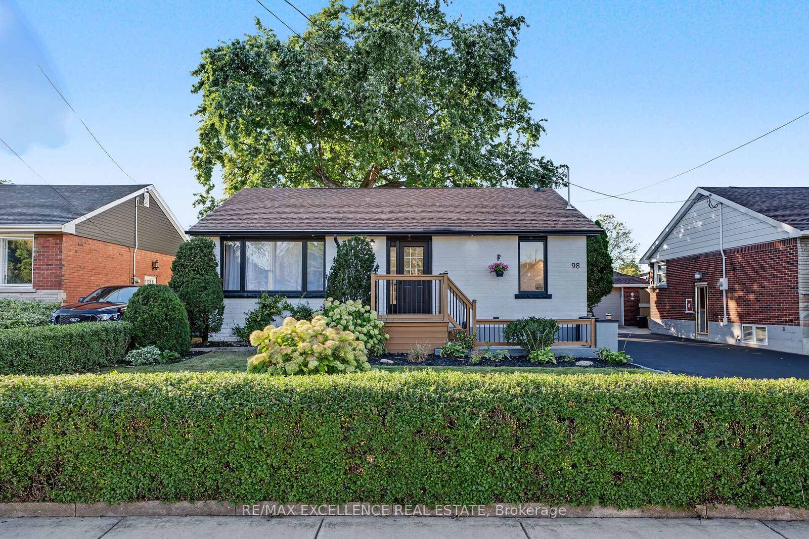 Property Photo:  98 Wise Crescent  ON L8T 2L8 