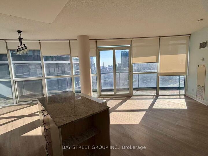 Property Photo:  21 Carlton Street 2107  ON M5B 1L3 