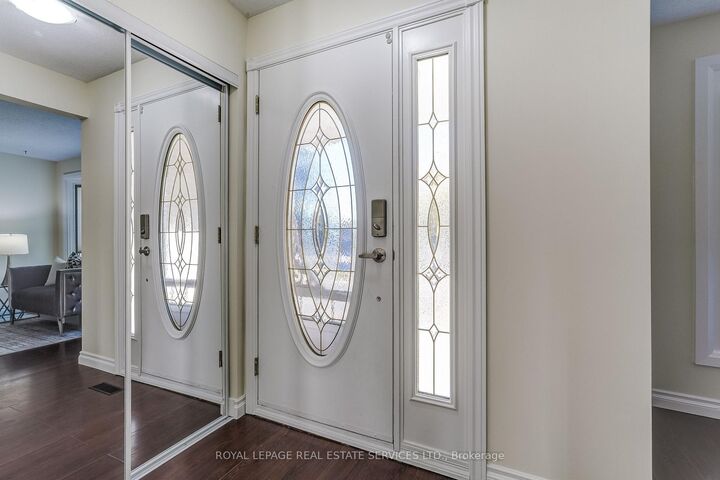 Property Photo:  1821 Bonnymede Drive  ON L5J 1E2 