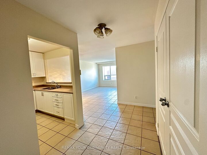 Property Photo:  15207 Yonge Street 305  ON L4G 1L8 