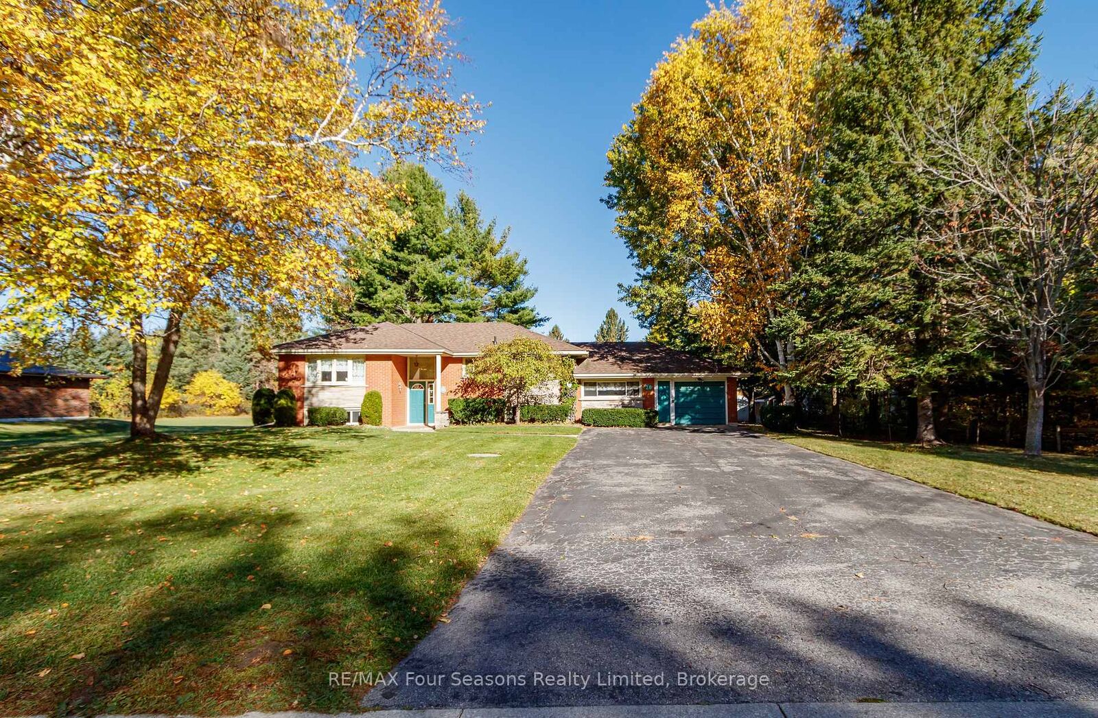 Property Photo:  26 Locke Avenue  ON L0M 1S0 