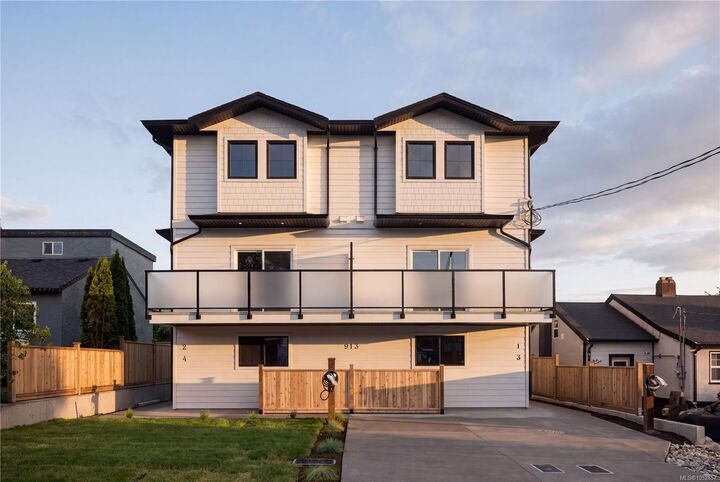 Property Photo:  913 Dale St #1  BC V8X 2V9 