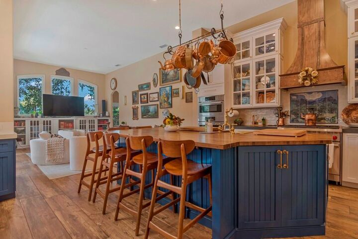 Property Photo: 5907 Cherry Oak Drive FL 33596