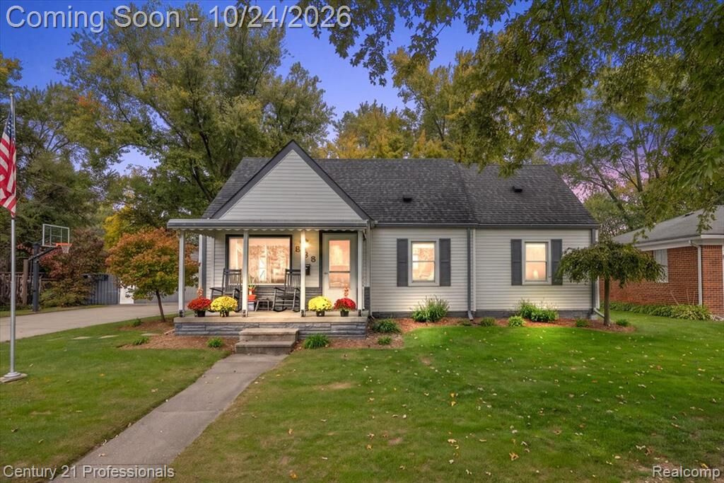 Property Photo:  935 Ottawa Drive  MI 48073 