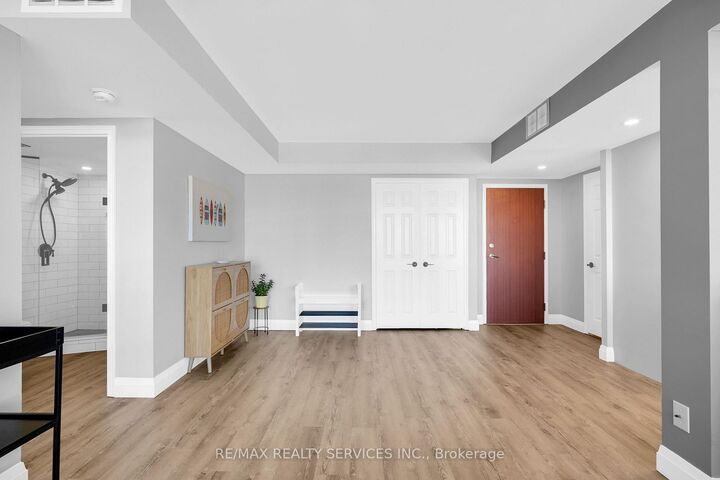 Property Photo: 880 Dundas Street W 1104 ON L5C 4H3