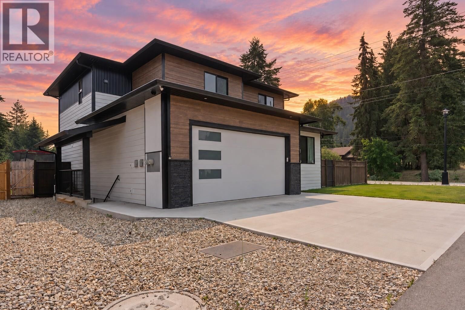 Property Photo: 1441 20 Avenue Southeast 1 BC V1E 2M9