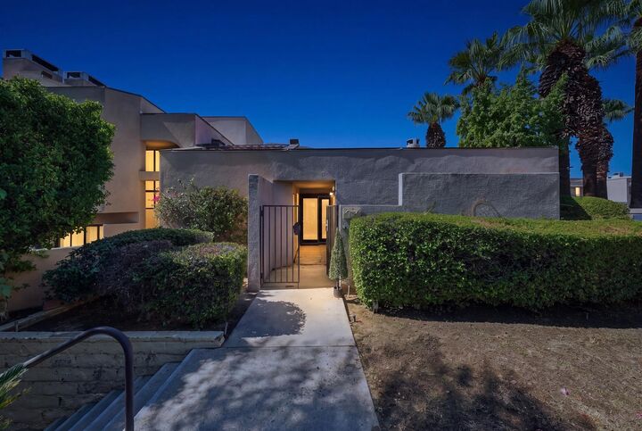 Property Photo:  464 Village Square E  CA 92262 